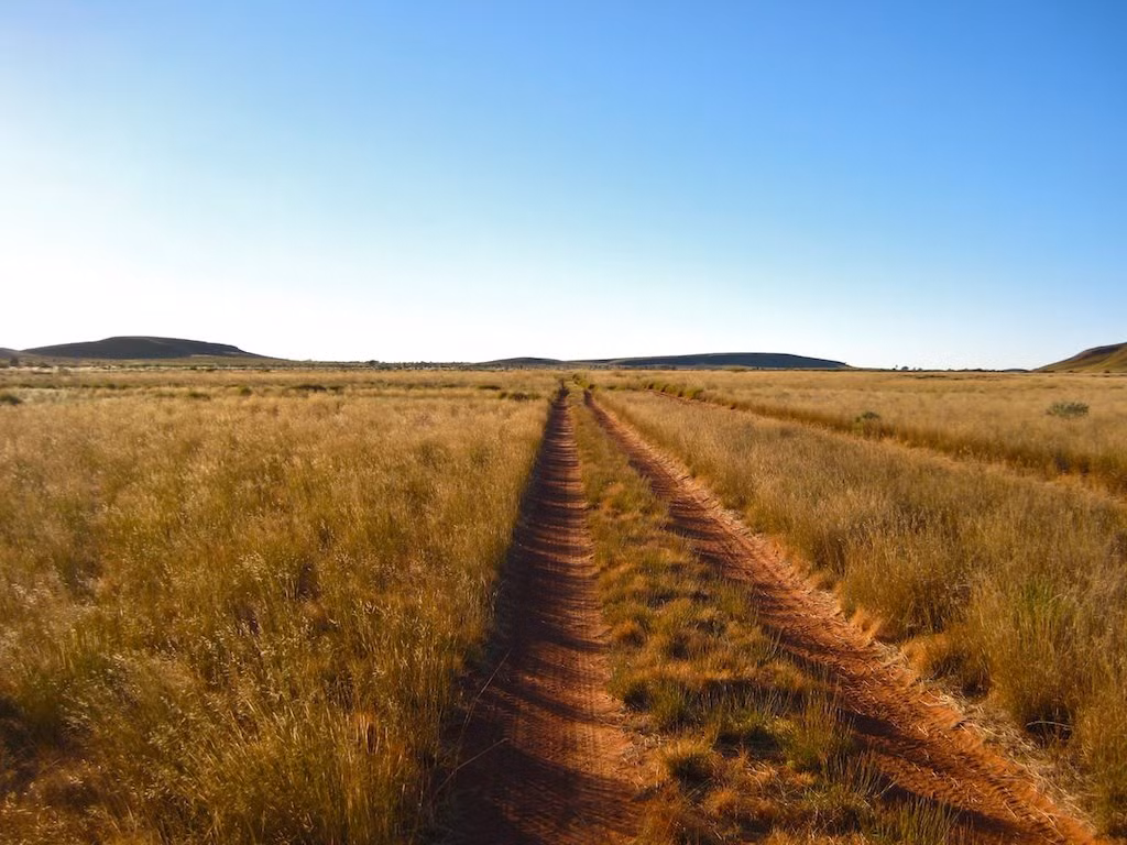 9. Canning Stock, Australia. Con đường cổ nhất thế giới dài 1850km cực kỳ vắng vẻ, bạn có thể mất ba tuần để đi hết con đường đất này mà không có bất cứ một trạm xăng, dịch vụ ăn uống, nghỉ ngơi nào. Bên cạnh đó còn một vài bộ lạc thổ dân bản địa trên đường đi có thể khiến bạn bị bất ngờ.