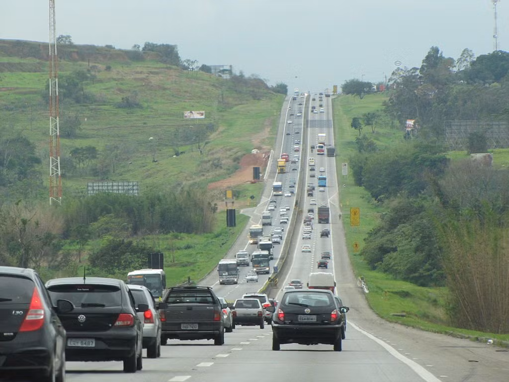 4. BR-116, Brazil. Đây là một đường cao tốc liên bang ở Brazil kết nối Fortaleza với Jaguarão và là con đường dài thứ hai trong cả nước với 4385km. Biệt danh của nó là "Cao tốc tử thần" (Rodovia da Morte) vì tỷ lệ tử vong cao trên đường khi điều kiện thời tiết không ổn định.