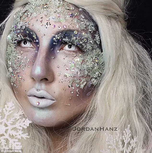 Khuôn mặt lúc đậm chất ma quái...