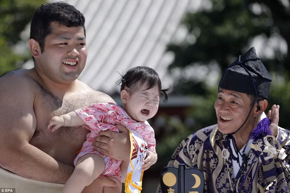 Cuộc thi kỳ lạ trong lễ hội Nakizumo được tổ chức hàng năm tại đền Sensoji, Tokyo, Nhật Bản. Mục đích của cuộc thi này là mang lại sức khỏe tốt cho những đứa trẻ sơ sinh.