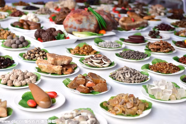 Bàn tiệc phong phú và đầy màu sắc từ đá.