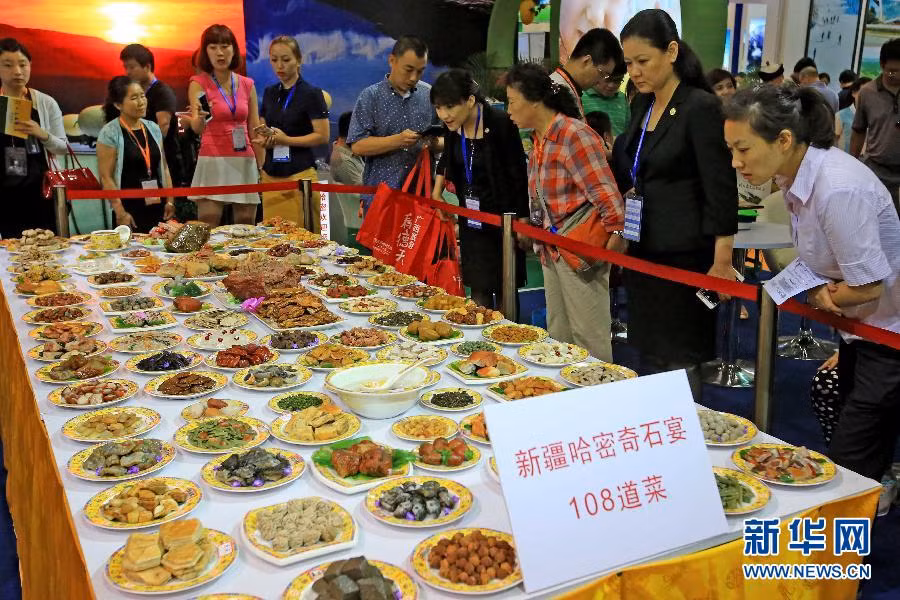 Đúng như dự đoán, bữa tiệc đá quý cực kỳ ngon mắt này đã thu hút rất nhiều sự chú ý của những người tham gia triển lãm và báo giới.