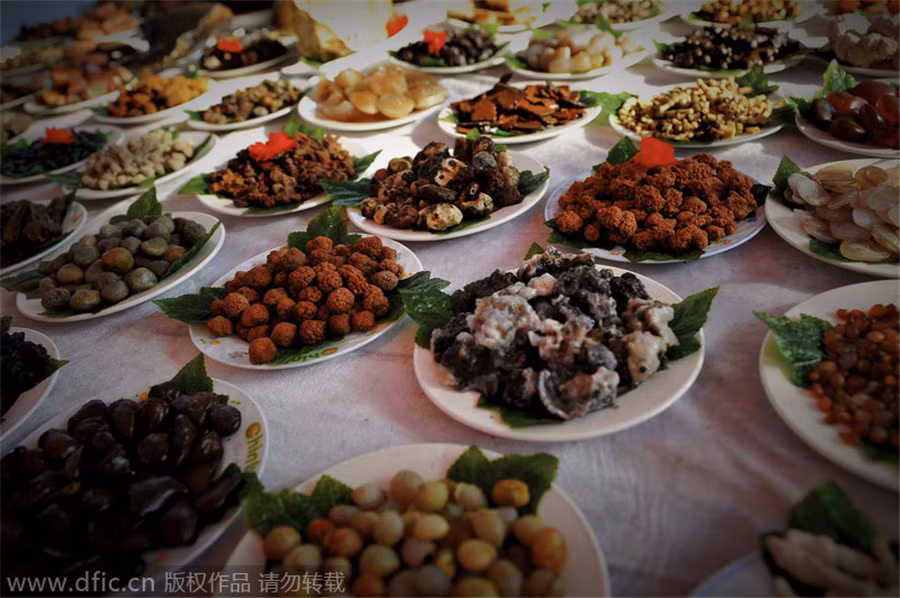 Theo như chia sẻ, ông Yang Huayong đã mất bảy năm để có thể thu thập được các loại đá đủ làm bàn tiệc 108 món ăn đặc sắc này,