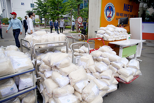 COVID-19: Dung phan mem nhan dien khuon mat cho “cay gao” ho tro nguoi ngheo