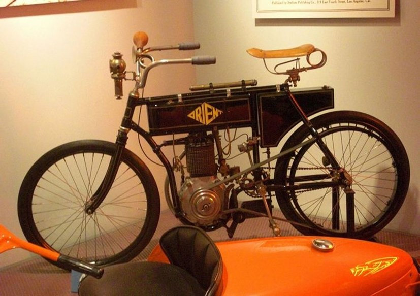 Orient là hãng đầu tiên của Mỹ sản xuất xe máy với số lượng lớn. Chiếc Orient-Aster 1898 được trang bị động cơ của Pháp, gắn trên một khung xe đạp được nâng cấp. Động cơ này chỉ có 1 xi lanh nhưng cho công suất 25 mã lực.