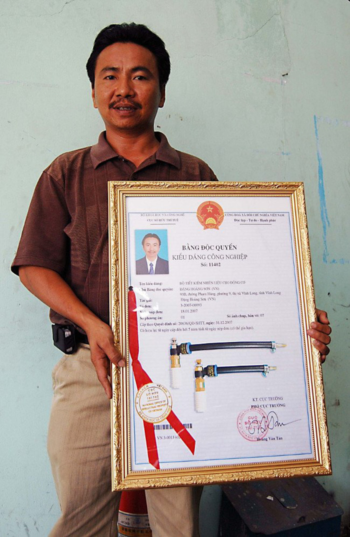 Bộ tiết kiêm nhiên liệu cho xe máy. Anh Đặng Hoàng Sơn - thành phố Vĩnh Long đã phát minh ra bộ tiết kiệm nhiên liệu giúp xe máy có thể đi được từ 65km - 80km/lít xăng, giúp giảm được 20-30% xăng. Sử dụng bộ tiết kiệm nhiên liệu này còn giúp tăng công suất của động cơ và tuổi thọ của xe.