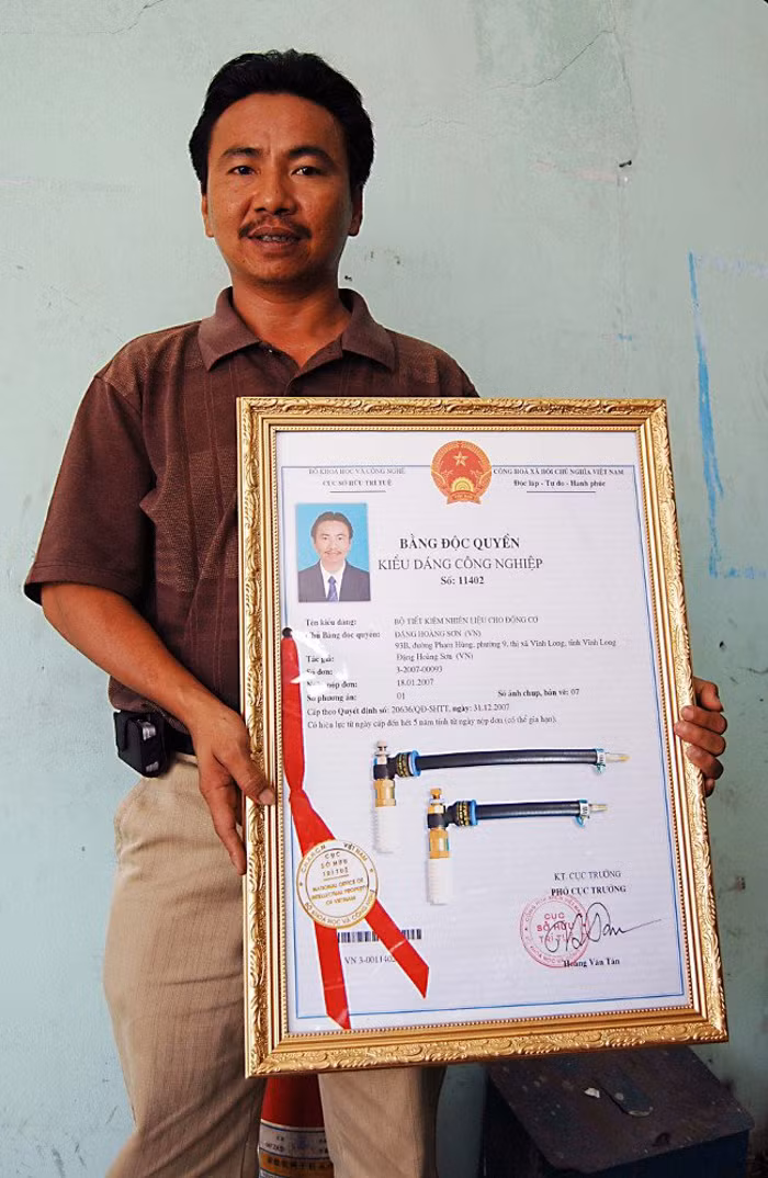 Bộ tiết kiêm nhiên liệu cho xe máy. Anh Đặng Hoàng Sơn - thành phố Vĩnh Long đã phát minh ra bộ tiết kiệm nhiên liệu giúp xe máy có thể đi được từ 65km - 80km/lít xăng, giúp giảm được 20-30% xăng. Sử dụng bộ tiết kiệm nhiên liệu này còn giúp tăng công suất của động cơ và tuổi thọ của xe.