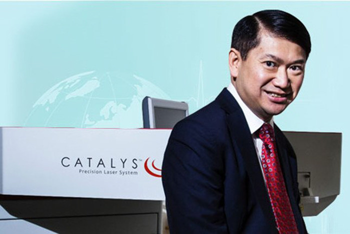 Dr. Randal Pham, tức bác sĩ Phạm Hoàng Tánh, chủ tịch Hội Y Bác sĩ người Mỹ gốc Việt đã phát minh ra một loại thủy tinh thể có khả năng điều chỉnh độ nhìn gần xa, rộng hẹp như một loại kính đa tròng. Phương pháp mới giúp những người có bệnh về mắt không phải đeo kính.