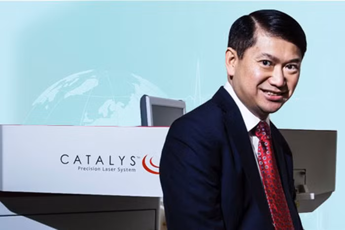 Dr. Randal Pham, tức bác sĩ Phạm Hoàng Tánh, chủ tịch Hội Y Bác sĩ người Mỹ gốc Việt đã phát minh ra một loại thủy tinh thể có khả năng điều chỉnh độ nhìn gần xa, rộng hẹp như một loại kính đa tròng. Phương pháp mới giúp những người có bệnh về mắt không phải đeo kính.