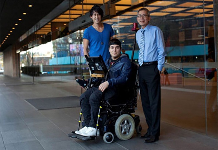 GS.TS.Hùng Nguyễn cùng các cộng sự của mình tại Đại học Sydney ở Úc đã phát minh ra xe lăn điều khiển bằng ý nghĩ. Đây là một phát minh mang tính đột phá và được xếp hạng ba trong danh sách 100 phát minh hàng đầu của Úc năm 2011. Chiếc xe lăn thông minh này có thể tránh các chướng ngại vật khi di chuyển nhờ camera được cài trên xe. Chỉ bằng những hành động đơn giản như lắc đầu, ánh mắt, suy nghĩ chiếc xe sẽ di chuyển theo mệnh lệnh của bạn.