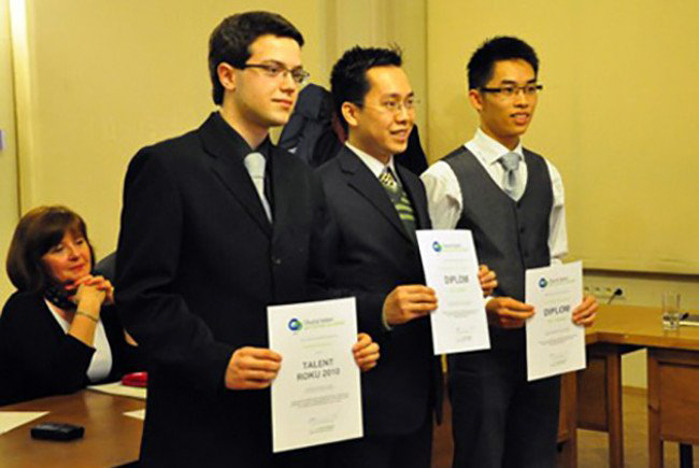 Làm sạch nước bằng công nghệ Nano. Thạc sĩ Nguyễn Thành Đông và kỹ sư Hoàng Diệu Hưng đã sáng chế dùng công nghệ nano giúp loại bỏ hoàn toàn thạch tín (asen) trong nước. Phát minh này đã giúp Cộng hòa Séc làm sạch các khu vực bị nhà máy nhiệt điện, mỏ than khiến nguồn nước bị ô nhiễm thạch tín. Sáng chế này của họ được Cộng hòa Séc và các nước châu Âu khác đánh giá cao.