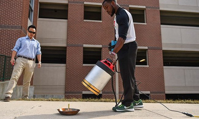 Trần Việt, một sinh viên người Việt và bạn học của mình là Seth Robertson đã chế tạo ra một thiết bị đặc biệt có thể dập tắt những ngọn lửa nhỏ bằng âm thanh. Thiết bị này ngăn oxy tiếp xúc với nhiên liệu cháy bằng cách sử dụng một loa siêu trầm để phát ra âm thanh có tần số thấp, trong khoảng 30-60 hertz.