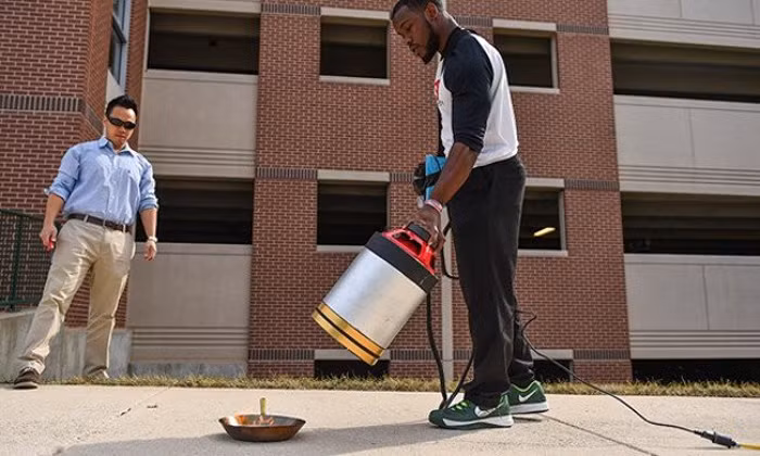 Trần Việt, một sinh viên người Việt và bạn học của mình là Seth Robertson đã chế tạo ra một thiết bị đặc biệt có thể dập tắt những ngọn lửa nhỏ bằng âm thanh. Thiết bị này ngăn oxy tiếp xúc với nhiên liệu cháy bằng cách sử dụng một loa siêu trầm để phát ra âm thanh có tần số thấp, trong khoảng 30-60 hertz.