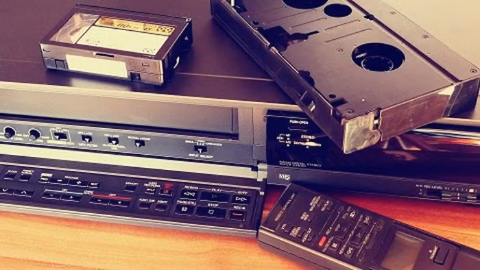 Máy ghi hình VCR. Được giới thiệu lần đầu tiên vào năm 1972 bởi Philips, máy ghi hình VCR là thiết bị xem phim trên truyền hình qua băng cát xét. VCR có thể cung cấp hình ảnh định dạng 4: 3, chất lượng hình ảnh kém hơn nhiều so với định dạng HD ngày nay. Sự xuất hiện của đĩa CD và DVD với chất lượng âm thanh và hình ảnh vượt trội đã góp phần khai tử VCR. Vì vậy ngày nay người dùng sẽ không bao giờ biết đến niềm vui khi tua lại băng cát xét 2 giờ trước khi có thể xem nó.