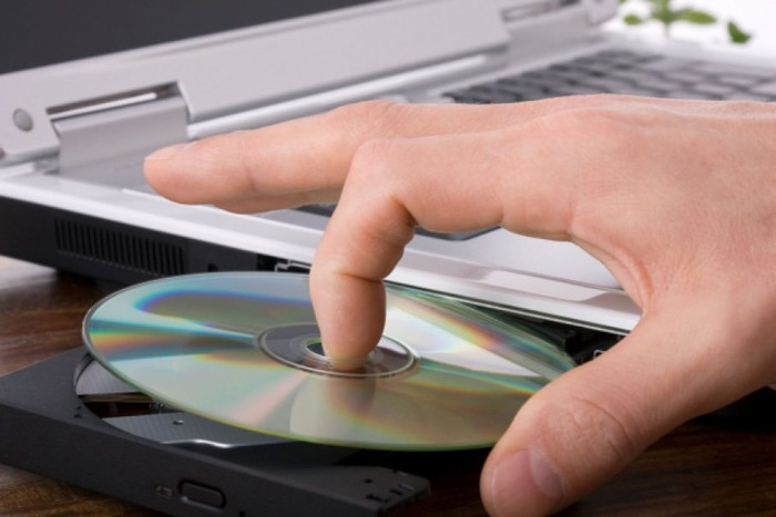 Ngày xưa, khi Internet chưa phát triển như bây giờ thì các hạng phần mềm sẽ “đóng gói” phần mềm vào các loại đĩa rồi bán cho người dùng. Vào thập niên 70 và 80 của thế kỷ trước, vì công nghệ chưa phát triển nên người ta dùng những loại đĩa có dung lượng lưu trữ thấp như đĩa mềm, băng cassette (cát-séc) rồi mới bắt đầu chuyển lên dùng các loại đĩa CD-ROM hoặc DVD-ROM. Ngày nay, với Internet phát triển, người dùng hoàn toàn có thể download các driver phù hợp bất kì lúc nào.