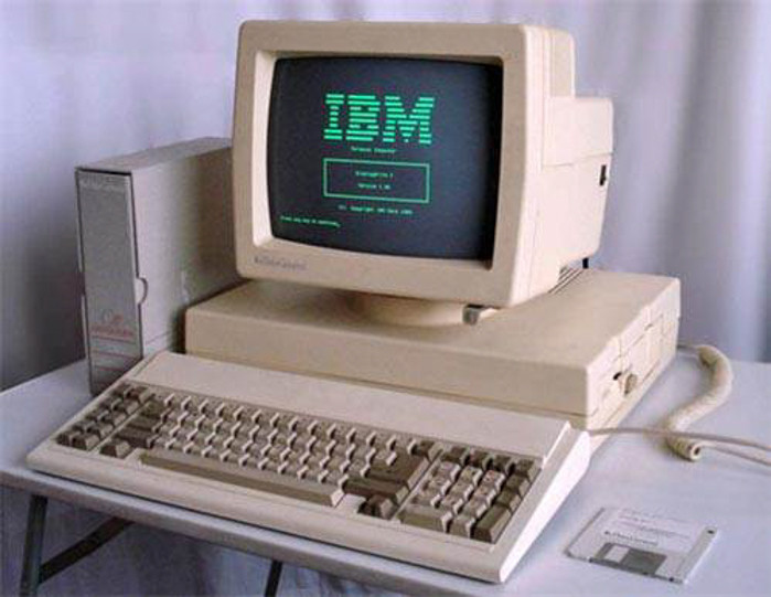 Các loại máy tính ngày xưa cần rất nhiều hiểu biết về kỹ thuật mới dùng được, đặc biệt là những loại máy tính đời đầu tiên cần bạn nhập các dòng lệnh để ra lệnh khởi động và kết nối các thiết bị lưu trữ cùng các loại phần cứng khác. Máy tính ngày nay đã được thiết kế để sao cho dễ sử dụng và thân hiện với người dùng hơn.