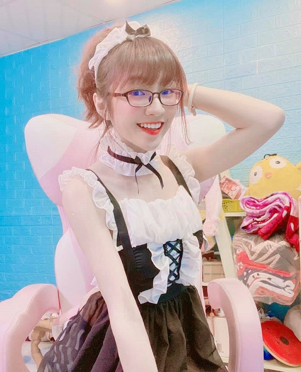 Khi thì hóa thân thành học sinh, lúc là nữ y tá quyến rũ, thậm chí Như Hexi còn dí dỏm nhận mình là cô giáo giữ trẻ mùa dịch.