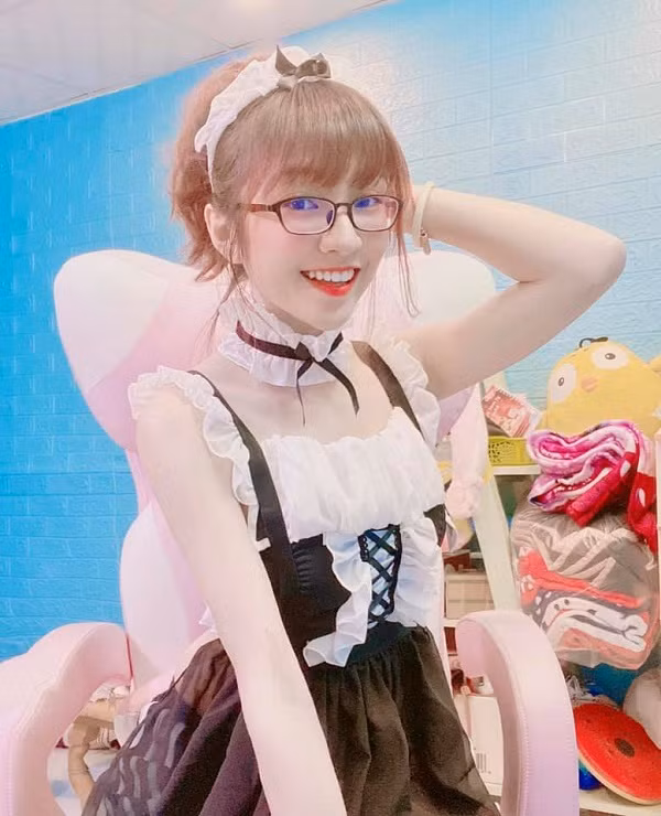 Khi thì hóa thân thành học sinh, lúc là nữ y tá quyến rũ, thậm chí Như Hexi còn dí dỏm nhận mình là cô giáo giữ trẻ mùa dịch.