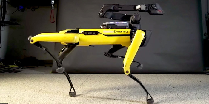 “Hãy giữ cho Singapore khỏe mạnh”, chú chó máy có tên SPOT nói bằng tiếng Anh khi đi loanh quanh.