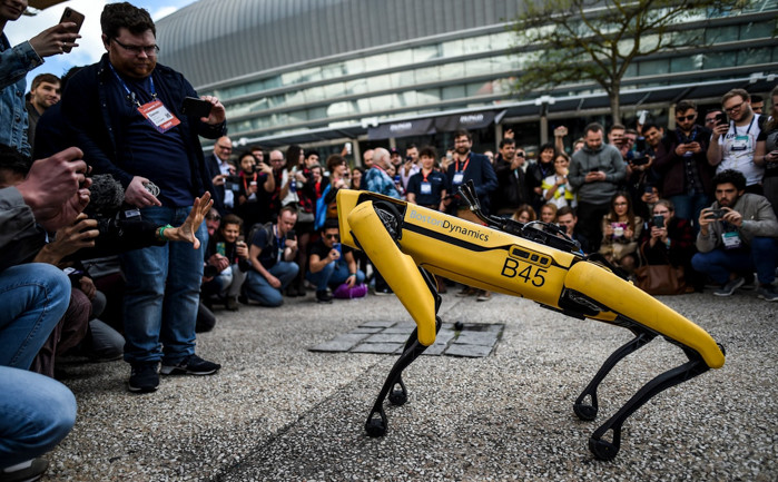 Lịch sự là vậy song những người vi phạm quy định phong tỏa nghiêm khắc của Singapore sẽ bị phạt nặng và thậm chí bỏ tù.