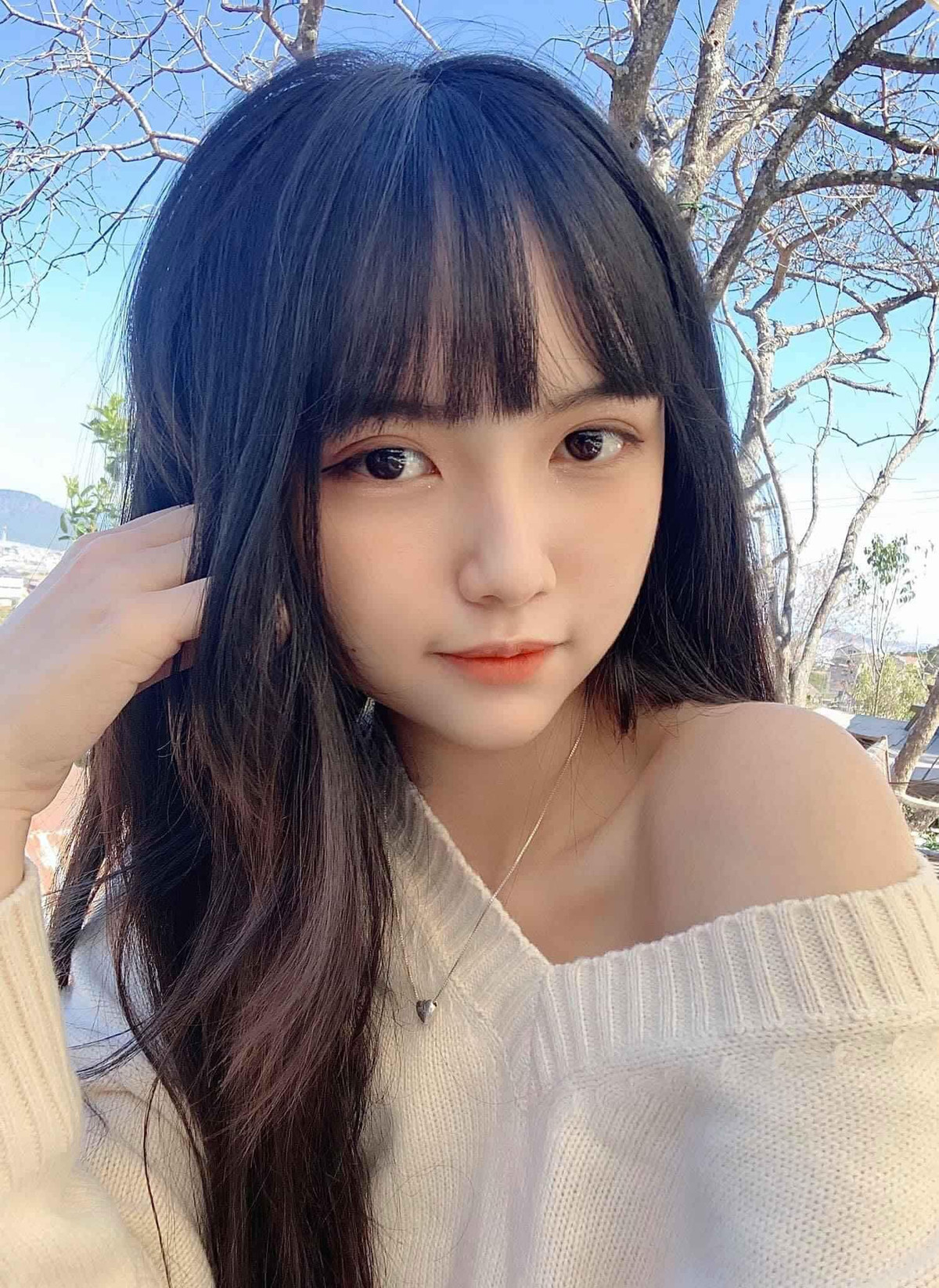 Cô nàng tâm sự mình thích chơi game và là “game thủ chân chính”. Bắt đầu bước chân vào làng game từ khi học THPT, Minh Trân đã có cho mình nhiều kinh nghiệm "chinh chiến" không thua gì cánh đàn ông.