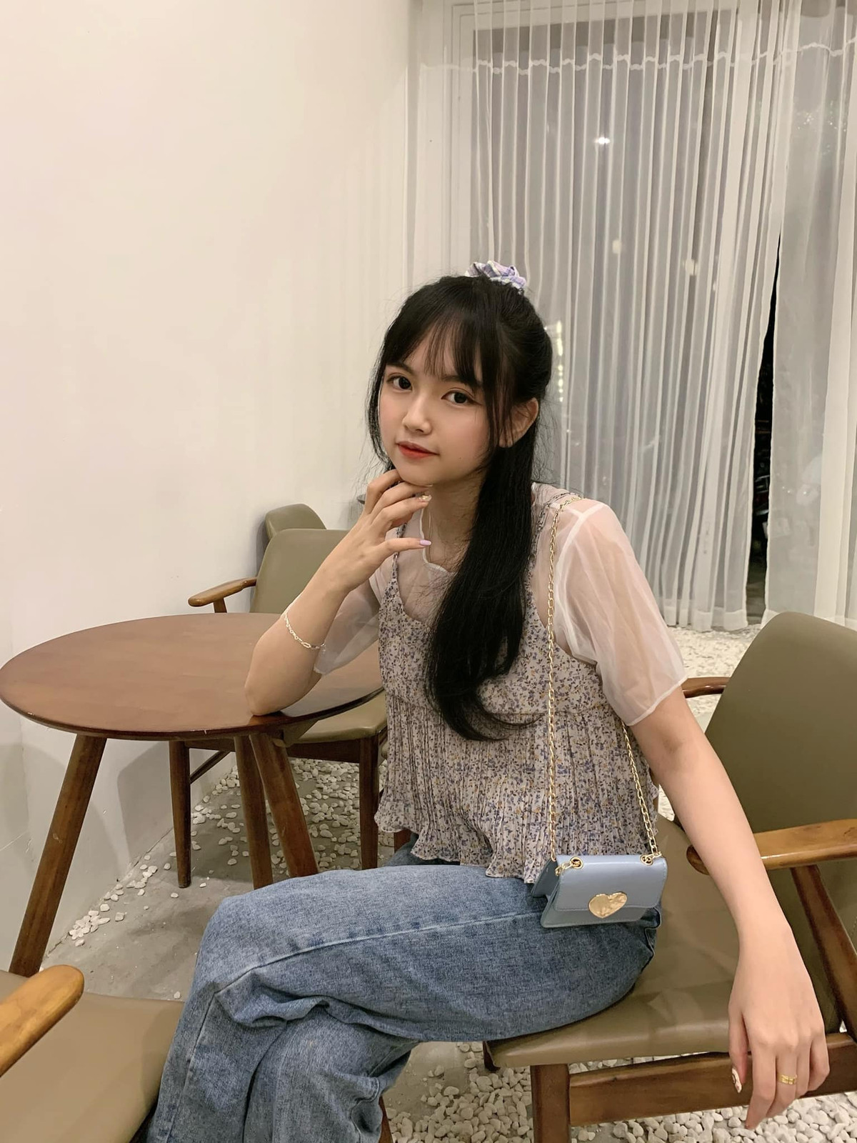 Nữ game thủ xinh đẹp này có sở thích ca hát, năng khiếu về thời trang và đặc biệt yêu thích giày.