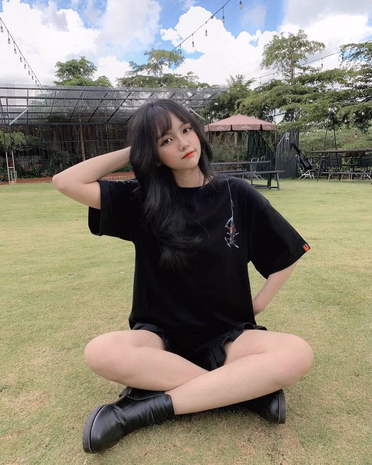 Hiện nay, ngoài giờ học, hot girl phố núi cũng tham gia đóng quảng cáo, chụp hình cho các shop thời trang để kiếm thêm thu nhập cho bản thân.