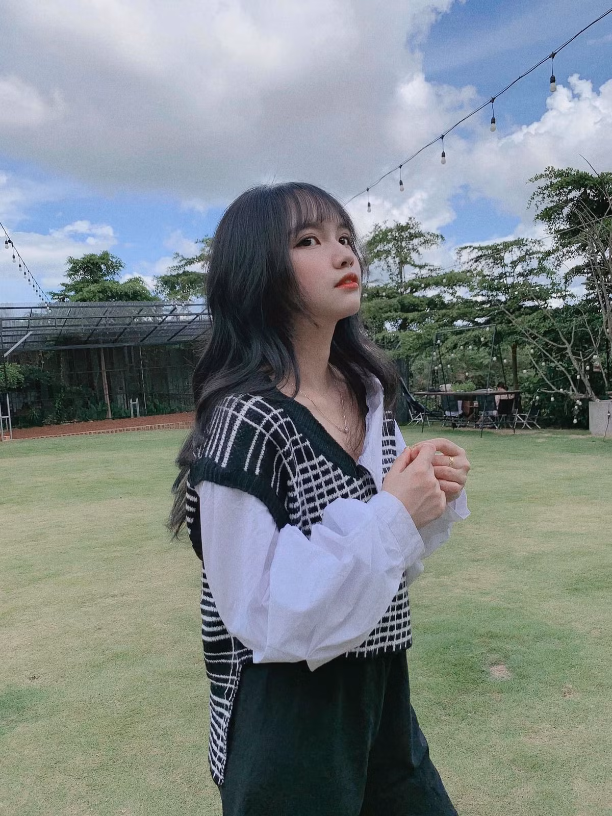 Ấn tượng đầu tiên về Minh Trân là một cô nàng vô cùng xinh xắn. Sở hữu đôi mắt to và sống mũi cao tự nhiên, ai nhìn cô bạn này cũng tưởng nhầm rằng đây là một hot girl Hàn Quốc nào mới nổi.