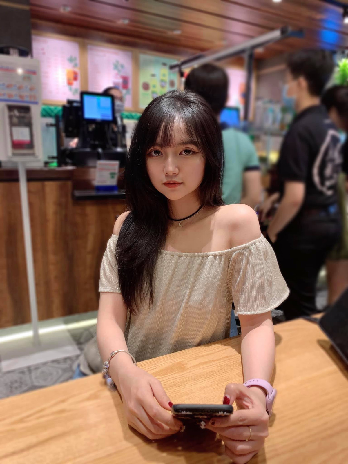 Nhiều bình luận cho rằng Minh Trân có gương mặt “không tuổi”.