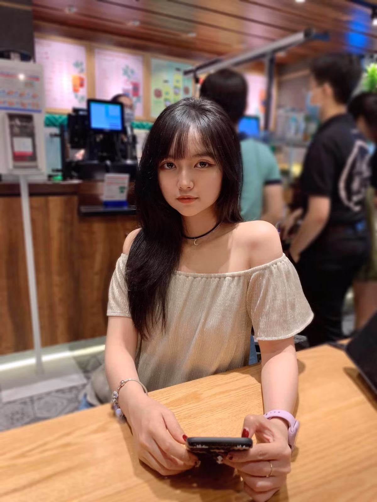 Nhiều bình luận cho rằng Minh Trân có gương mặt “không tuổi”.