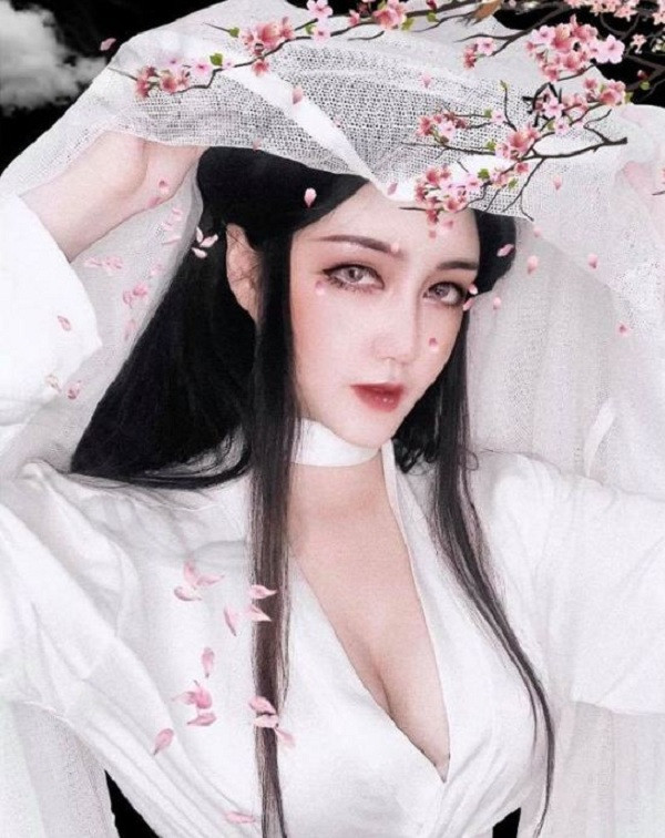 Tuy lịch livestream dày đặc, không có nhiều thời gian rảnh rỗi nhưng với những phụ kiện cây nhà lá vườn Mộng Linh cũng ''biến hình'' xinh xuất sắc.