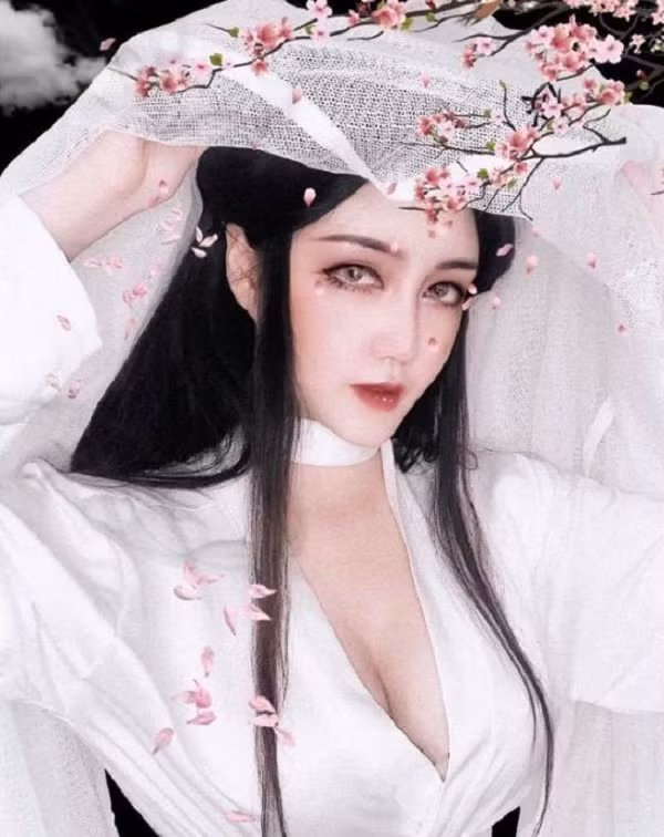 Tuy lịch livestream dày đặc, không có nhiều thời gian rảnh rỗi nhưng với những phụ kiện cây nhà lá vườn Mộng Linh cũng ''biến hình'' xinh xuất sắc.