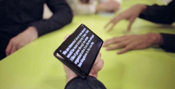 Không chỉ là ''đôi tai'' công nghệ dành cho người khiếm thính, ứng dụng Google Live Transcribe còn được trang bị những tiện ích hỗ trợ tối đa cho nhân viên văn phòng. Việc chuyển lời nói thành văn bản trên màn hình điện thoại cũng đồng thời giúp người dùng có thể ''xả băng'' ghi âm phỏng vấn, hội họp thành văn bản trong thời gian thực.