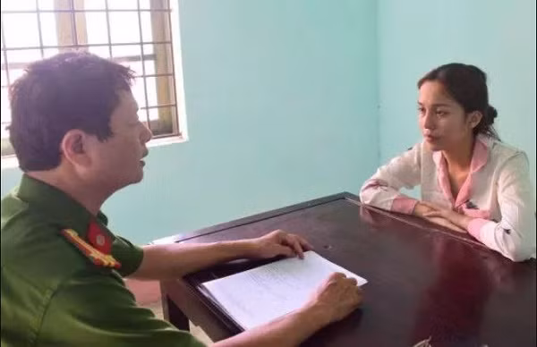 Tiet lo thu doan dieu hanh duong day ma tuy do hot girl sinh vien nam 2 cam dau