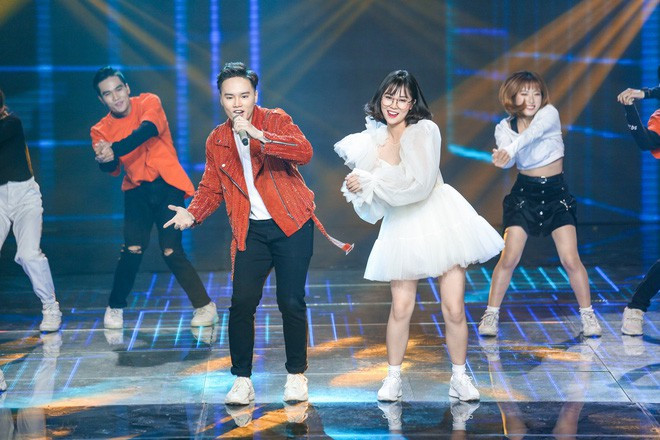 MisThy từng sánh đôi cùng Vũ Xuân Đạt biểu diễn "Mẹ Anh Bảo Cưới" trong chương trình Giọng Hát Việt 2019.