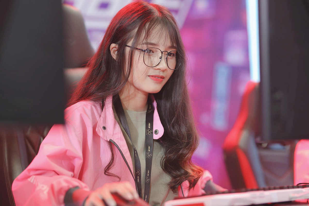 Không chỉ có tài chơi game "cừ", Hường Luli còn sở hữu giọng hát khá ngọt ngào.