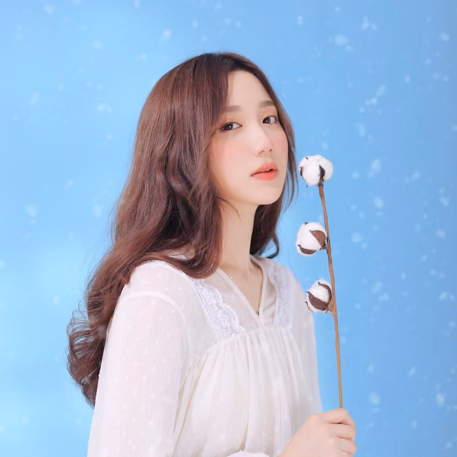 Với ngoại hình nhí nhảnh, đáng yêu cùng giọng hát ngọt ngào trời phú, Mina Young dễ dàng đốn tim người hâm mộ với hàng loạt bản cover cực đỉnh của mình.