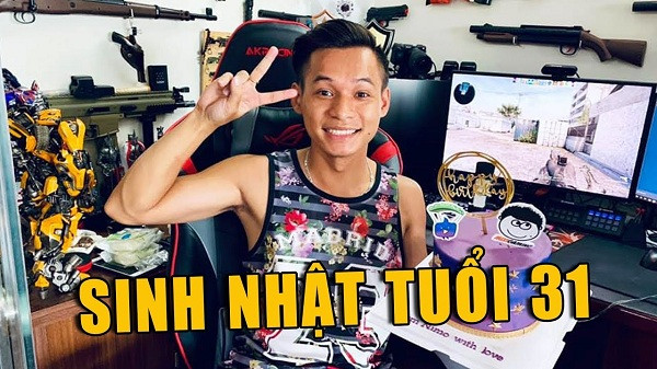 Trái ngược với lối nói chuyện hài hước và những pha tấu hài trên sóng livestream, Tộc trưởng Độ Mixi luôn thể hiện phong thái bình tĩnh khi giải quyết các tình huống, vụ việc nam streamer bị dọa chém trên là một minh chứng.