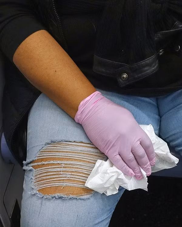 Loạt ảnh chụp bởi iPhone giúp cô ghi lại những bàn tay của người lao động trong thành phố với đủ tình trạng và sau đó được đăng tải trên Instagram cá nhân.