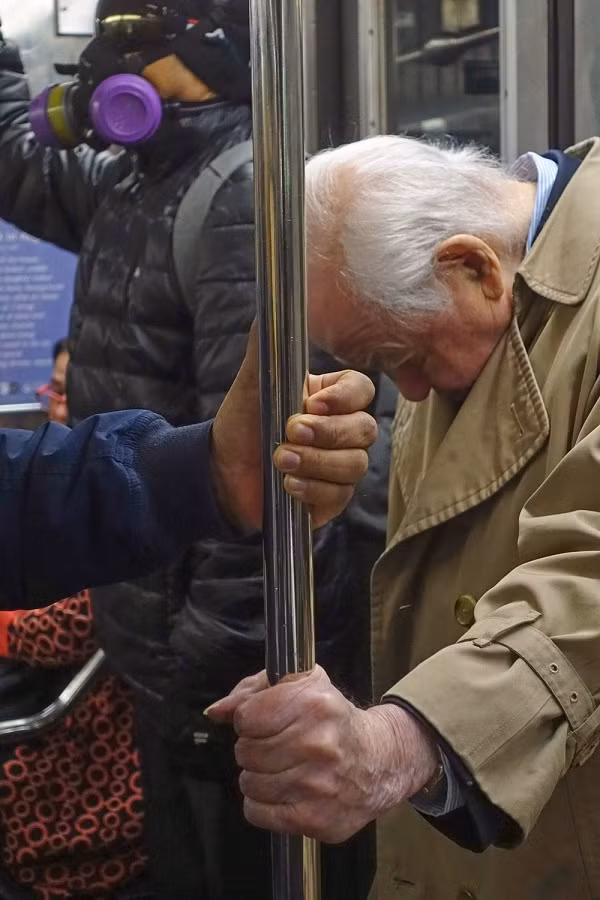 Mỗi khung hình chỉ tập trung vào số ít cá nhân nhưng hành động của bàn tay thì rất tập trung và thể hiện sự thận trọng, quan tâm dành cho tập thể.