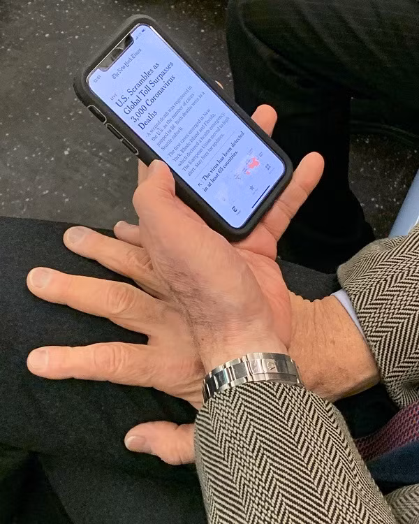 Ryan cho rằng đôi bàn tay lại trở nên rất biểu cảm và phản ứng của nó thường lột tả trung thực cảm xúc của con người. Những bàn tay được nhiếp ảnh gia ghi lại chứa đầy sự lo lắng, đôi khi là cô độc, vội vã.