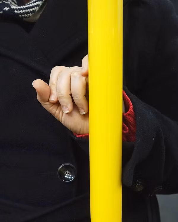 Những bàn tay này, qua nhiều năm tháng, còn kể về những câu chuyện đã từng trải trong cuộc sống, hay thậm chí nói lên xu hướng của xã hội hiện tại. Điều này dễ thấy qua màu móng tay, đồng hồ và nhẫn, điện thoại và tai nghe.