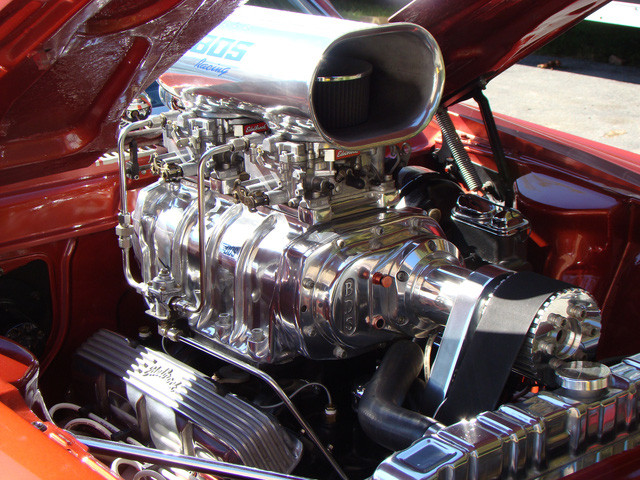 Động cơ diesel hoạt động hiệu quả hơn so với các loại động cơ khác vào thời điểm đó một phần là do cách thức nó đốt cháy nhiên liệu. Động cơ xăng nén nhiên liệu và không khí lại với nhau, sau đó đốt cháy hỗn hợp bằng bugi đánh lửa.