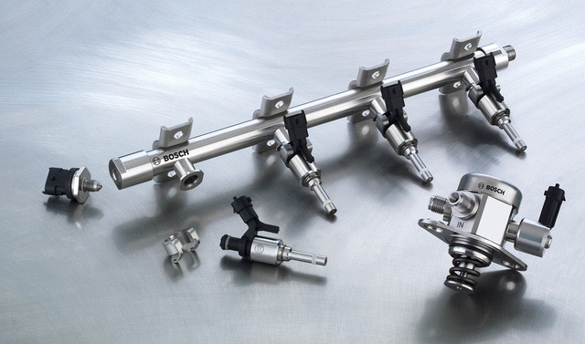 Trong khi đó, động cơ diesel hoạt động bằng cách nén không khí bên trong xi lanh. Quá trình này khiến nhiệt độ của không khí bên trong xi lanh tăng cao, đủ nóng để lượng nhiên liệu phun vào buồng đốt sẽ tự bốc cháy trước khi kết thúc chu kỳ nén.