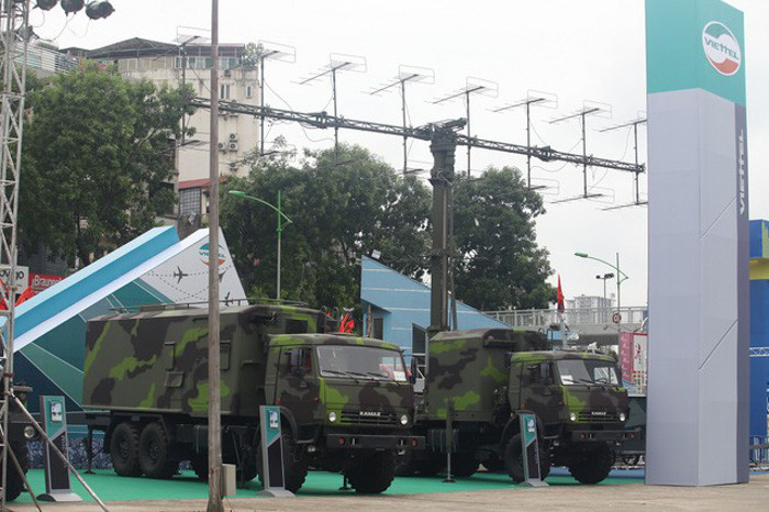 Tập đoàn Viettel đã xuất khẩu thành công 3 đài radar cảnh giới 2D sóng mét sang thị trường Lào, đánh dấu một bước phát triển quan trọng trong lĩnh vực chế tạo khí tài cảnh giới phòng không hiện đại, không chỉ được Bộ Quốc phòng Việt Nam đánh giá cao mà còn được nước bạn Lào tin tưởng đặt mua.