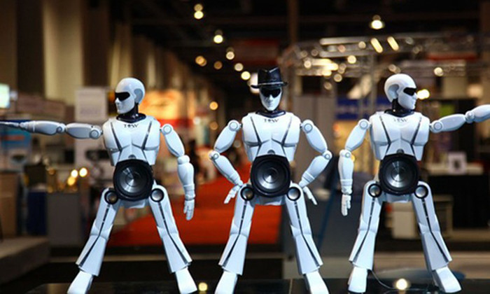 Năm 2012, công ty Tosy giới thiệu đến triển lãm CES tại Mỹ mẫu robot biết nhún nhảy theo điệu nhạc mang tên mRobo. Đáng ngạc nhiên hơn, mRobo đã xuất hiện cùng nam ca sĩ Justin Bieber, và hình ảnh này ngay lập tức được đăng tải hàng loạt trên các đầu báo lớn của Mỹ như CNN, CNET, The Washington Post, The USA Today... Hiện tại, công ty Tosy vẫn là nguồn cung cấp robot và các đồ chơi công nghệ cao cho các thị trường ngoài nước.