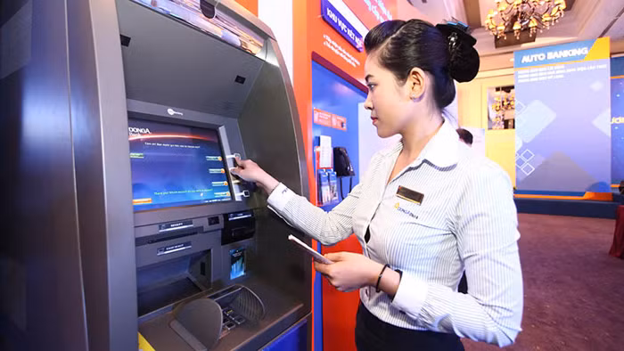 ATM là bước tiến lớn của nhân loại trong lĩnh vực ngân hàng. Có nhiều “truyền thuyết” khác nhau trên thế giới nói về “cụ tổ” của những chiếc máy rút tiền này. Đến bây giờ, nhân loại đang ghi nhận 7 người có công tạo ra thiết bị này đó là John Shepherd-Barron, Luther George Simjian, James Goodfellow, Don Wetzel, John D. White, Jairus Larson và người châu Á duy nhất Tiến sĩ Đỗ Đức Cường. Hiện nay, ATM là thiết bị có mặt trên khắp thế giới.