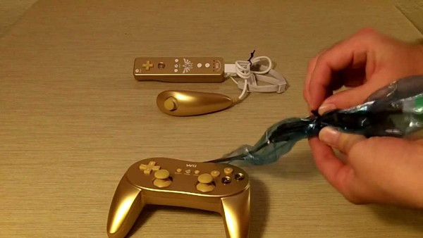 Máy chơi game giá 10 tỷ này không phải là sản phẩm dát vàng và kim cương duy nhất mà Stuart Hughes tạo nên.