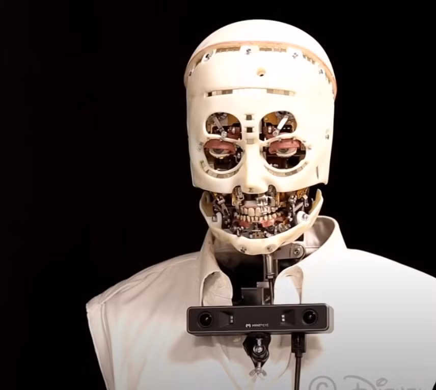 Nhờ khả năng nhận biết môi trường xung quanh và phản ứng với các yếu tố kích thích khác, robot mới có thể mô phỏng chính xác những hành vi nhỏ mà nhiều lúc con người không để ý.