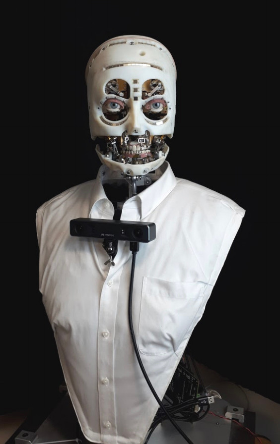 Với cảm biến ở ngực, robot mới của Disney có thể xác định người muốn nói chuyện với mình và quay mặt về phía họ.